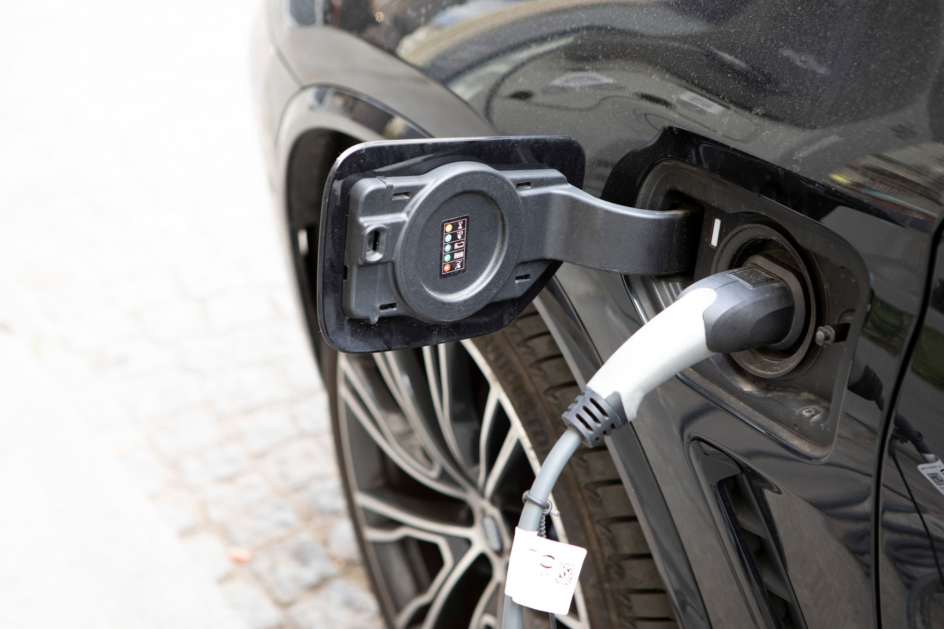 Gros plan du cordon d’alimentation chargeant une voiture électrique